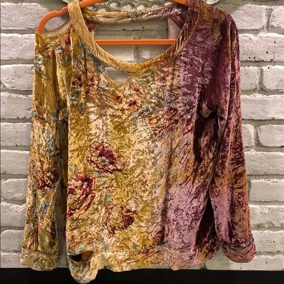 Chaser Keyhole Crushed Velvet Blouse - Picture 5 of 12